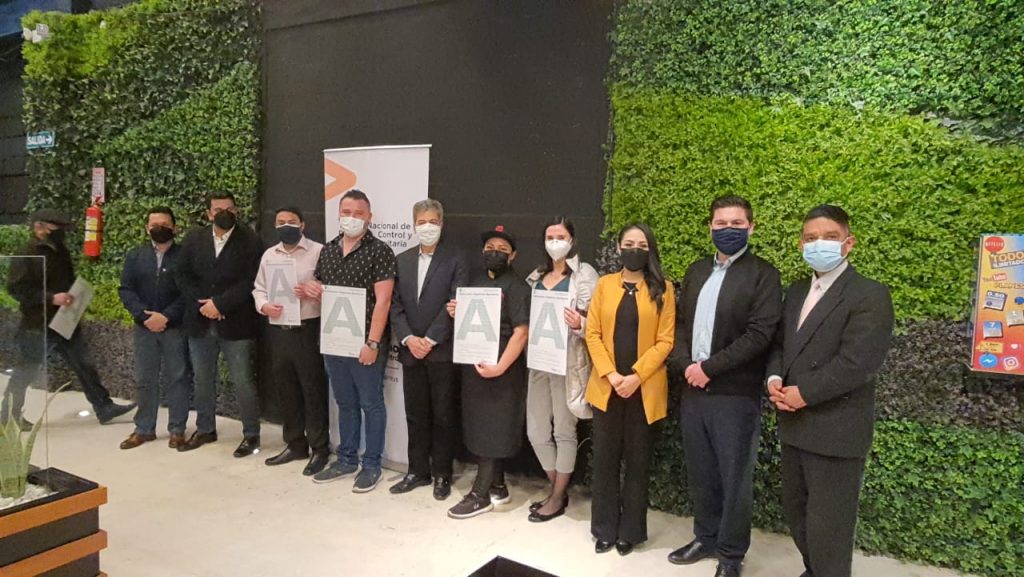 Los representantes de los restaurantes junto a autoridades.