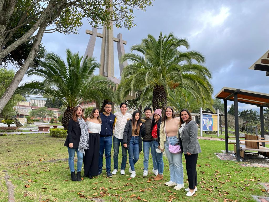 Los alumnos junto a su docente, Karina Valarezo González.