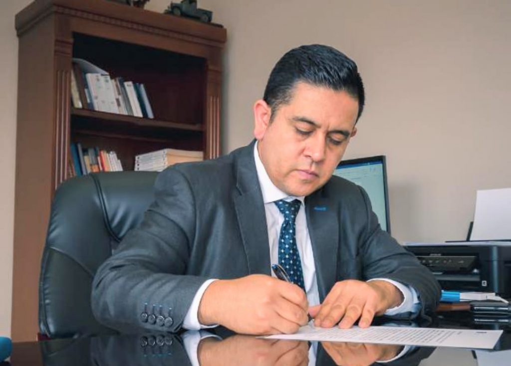 Carlos Bravo González logró a través de una acción de protección que el IESS compre el audífono.