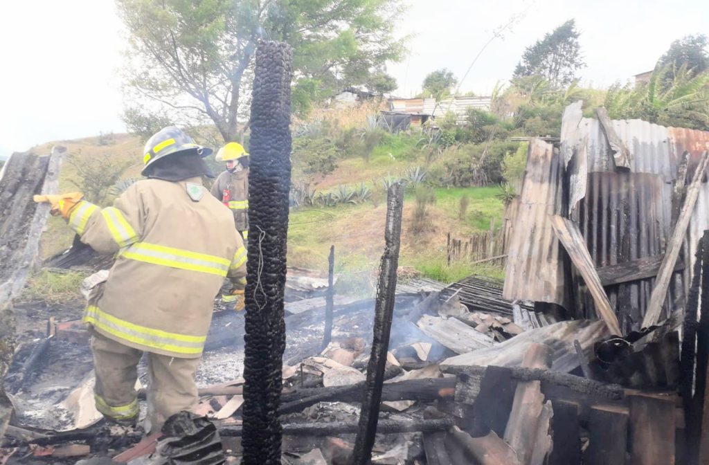 Tres varones y dos mujeres del Cuerpo de Bomberos de la estación norte acudieron a la emergencia.