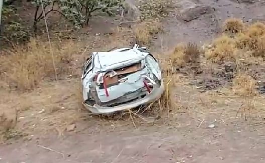 En la ciudad de Catamayo, capital del cantón de similar nombre, la tarde del lunes 30 de agosto de 2021, la persona que conducía un vehículo blanco se precipitó a un abismo de alrededor de 100 metros. No hubo lesionados, sólo daños materiales.