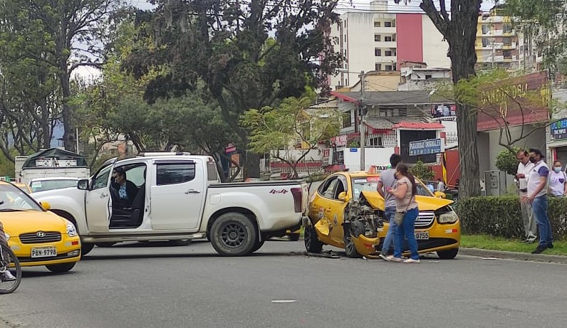 El taxi habría chocado a la camioneta que por la fuerza del impacto se movió a un costado.