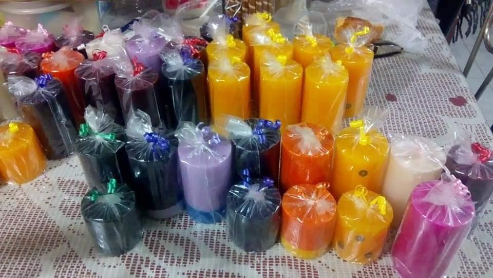 Las personas pueden ocupar unos espacios asignados en la calle 10 de Agosto.