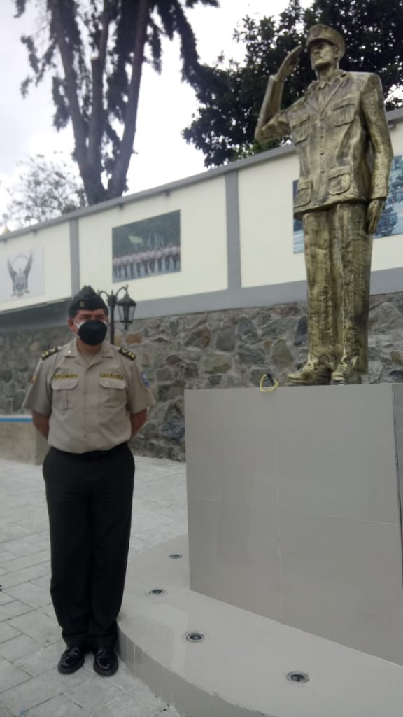 El jefe del Distrito Loja, Francisco Xavier Mesías, junto al monumento levantado en la plazoleta, en honor al exuniformado de la entidad policial.