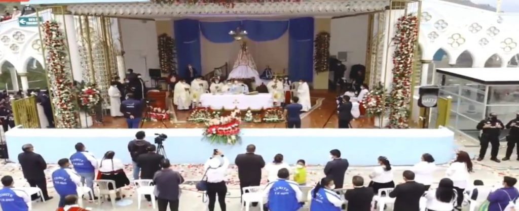Los priostes, pertenecientes al Comité 15 de Agosto, se encargan de preparar el Campo Mariano para la misa de fiesta.