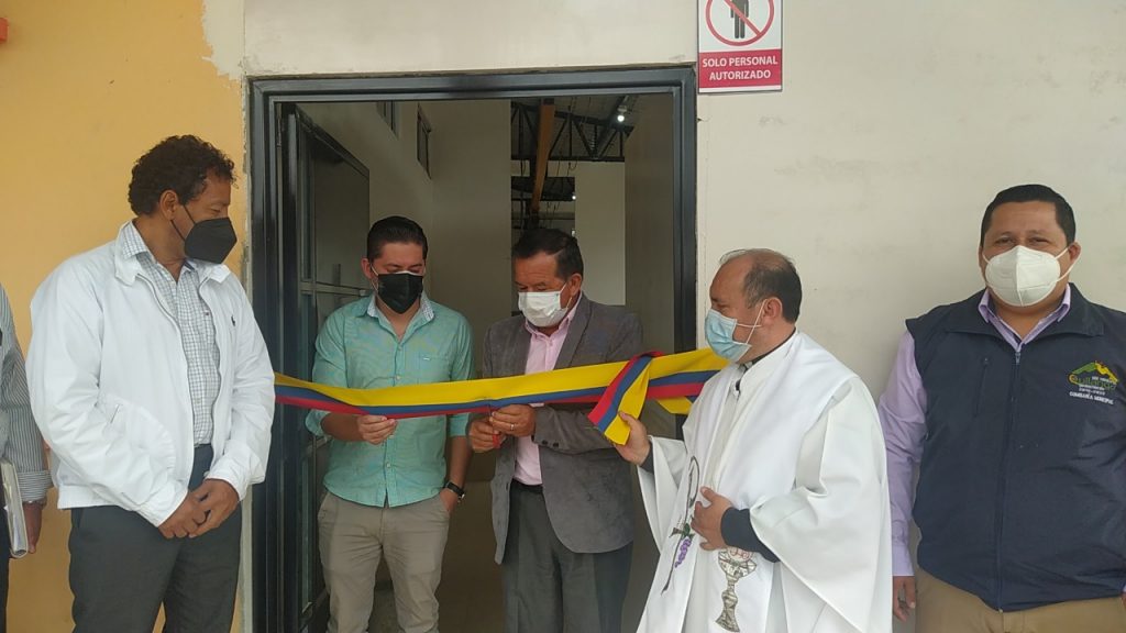 Se cumplió un acto de bendición y corte de cinta de la obra.