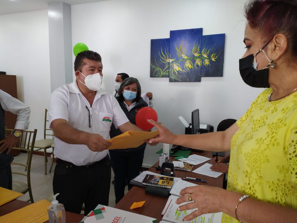 Momentos en el que Patricio Guarnizo entrega la documentación para ser inscritos por el Tribunal Electoral.