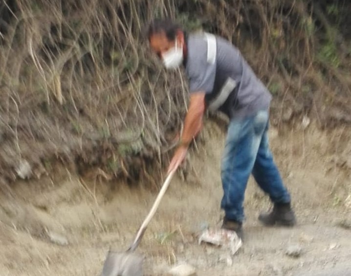 El hombre realiza la labor solo y exponiéndose a ser golpeado por algún vehículo.