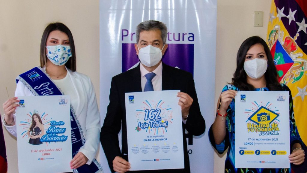 El prefecto, Rafael Dávila; la viceprefecta, María José Coronel; y la Señorita Loja Federal Mariangelly Jaramillo, durante la presentación de la agenda de fiestas.