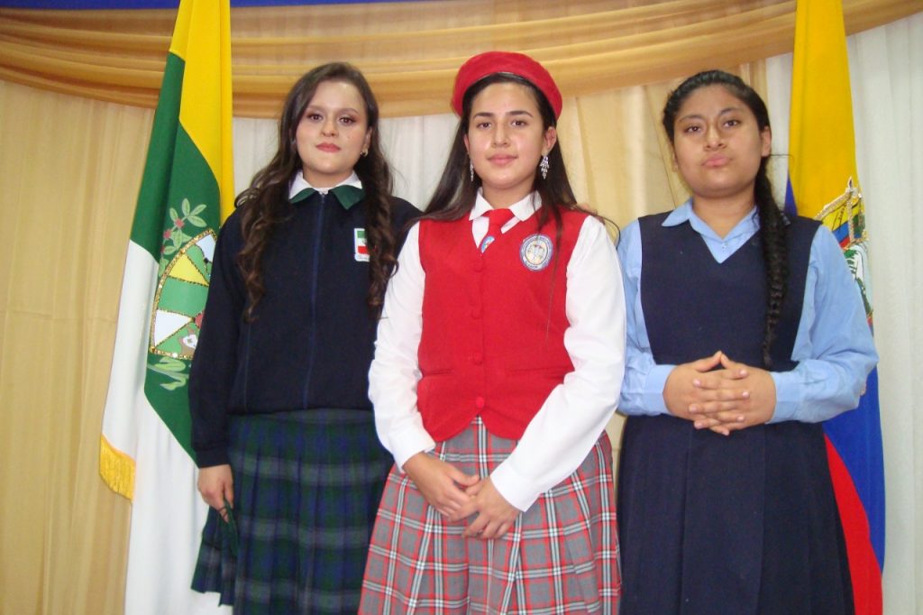 Samantha Román Jaramillo, Nuria Carolina Sánchez, y Sara Córdova Yaguachi, ganadoras del primer, segundo y tercer puestos, en su orden, del certamen de oratoria.