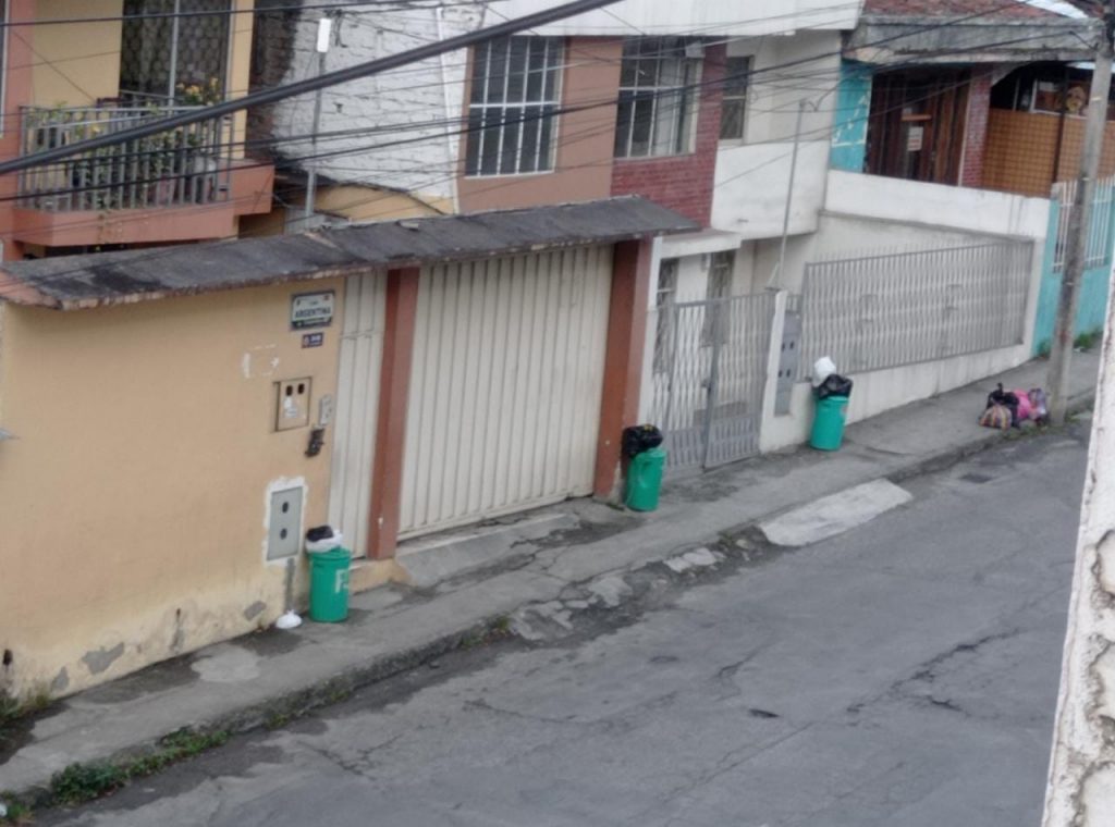 En algunos sectores, los recipientes de basura permanecieron por horas en los exteriores de las viviendas.