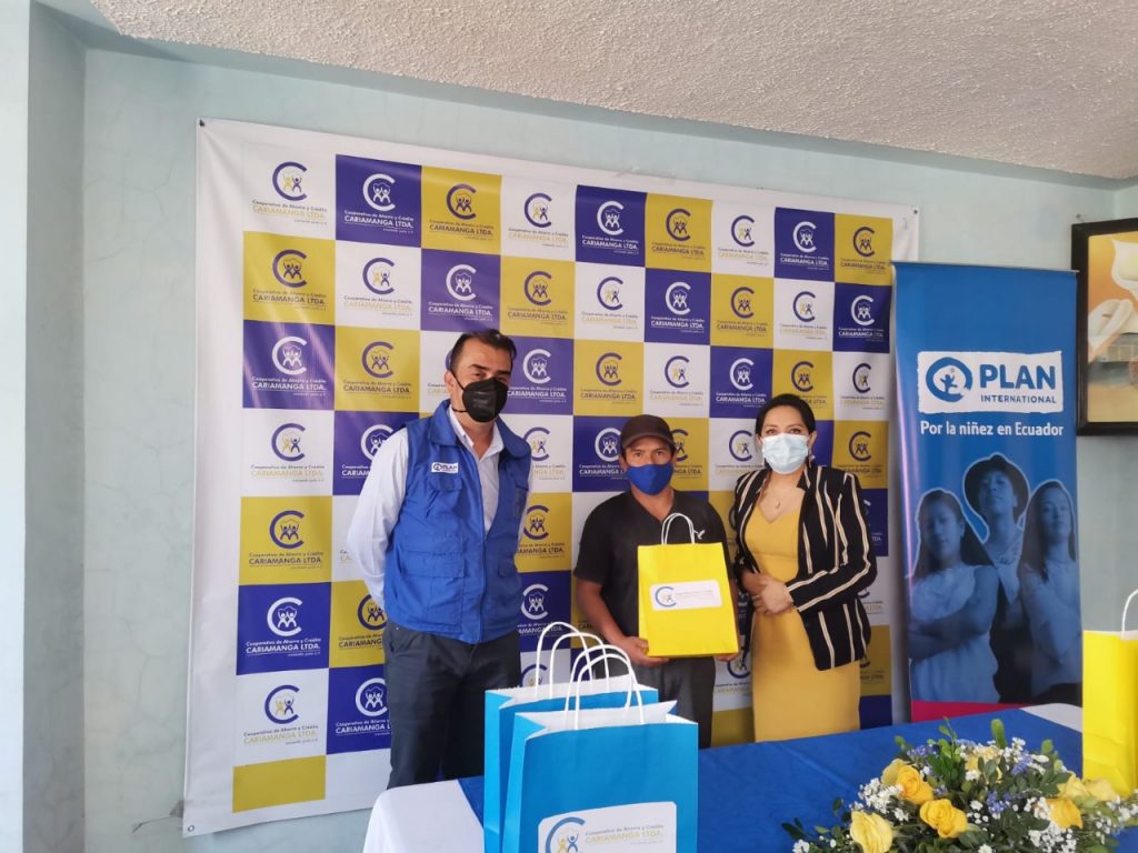 Acto de entrega de las tabletas a los sectores beneficiarios.