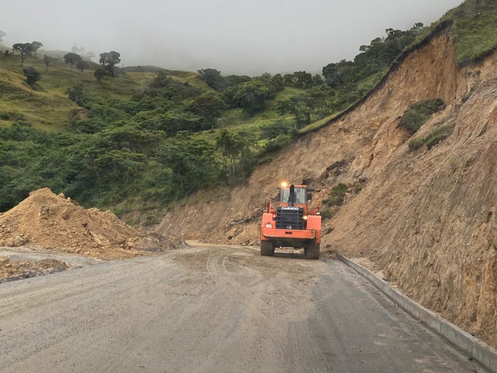 El tener una vía asfaltada es un anhelo de muchos años para los habitantes de las parroquias noroccidentales.