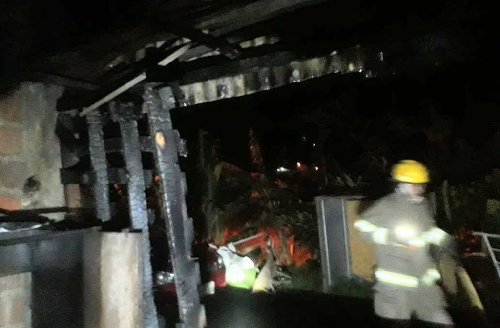 La actuación inmediata de los bomberos evitó que el fuego se extendiera.