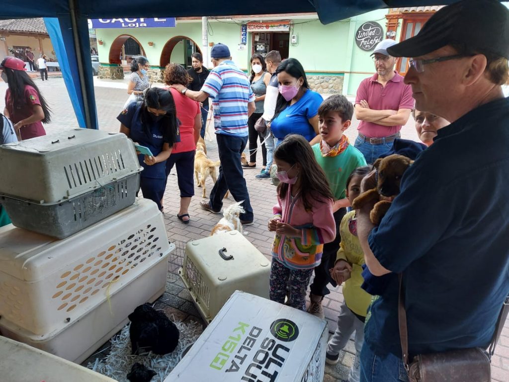 Varias personas acudieron al parque Central de la parroquia para adoptar.