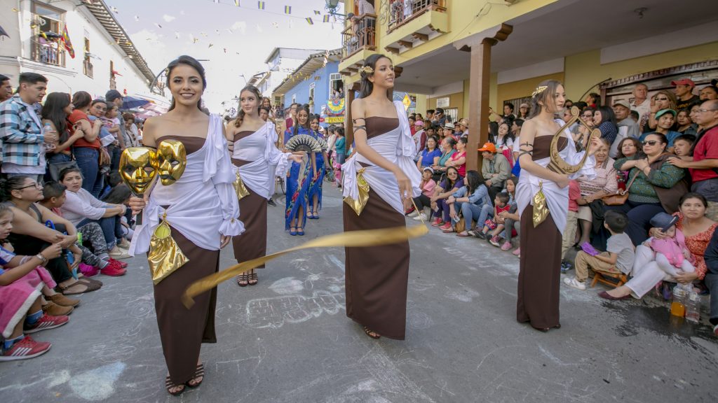 Hasta antes del inicio de la pandemia del Covid-19, el Fiavl incluyó coloridos eventos en espacios públicos de Loja.