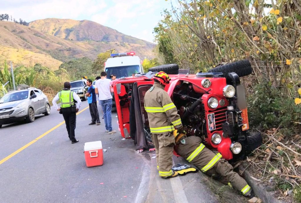Los casacas rojas del Cuerpo de Bomberos asistieron para rescatar a los ocupantes del vehículo.