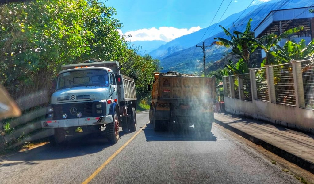 Vehículos pesados están circulando en la vía y esa es la preocupación.