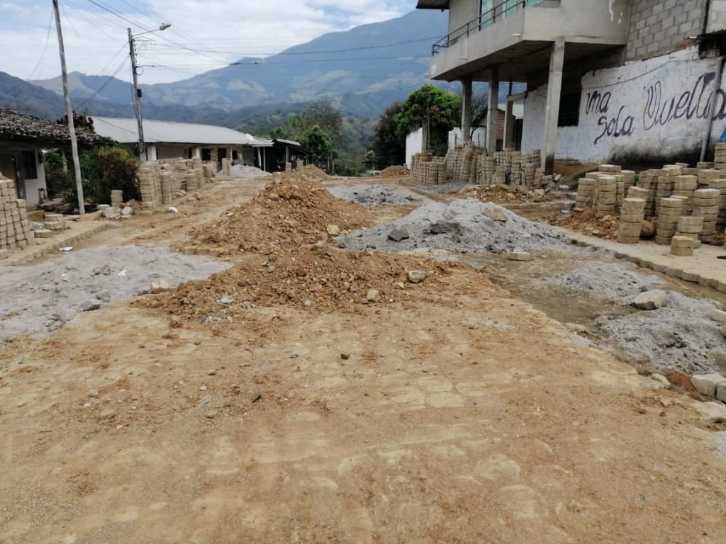 Las calles están abiertas, hay huecos por las alcantarillas y adoquines en las aceras.