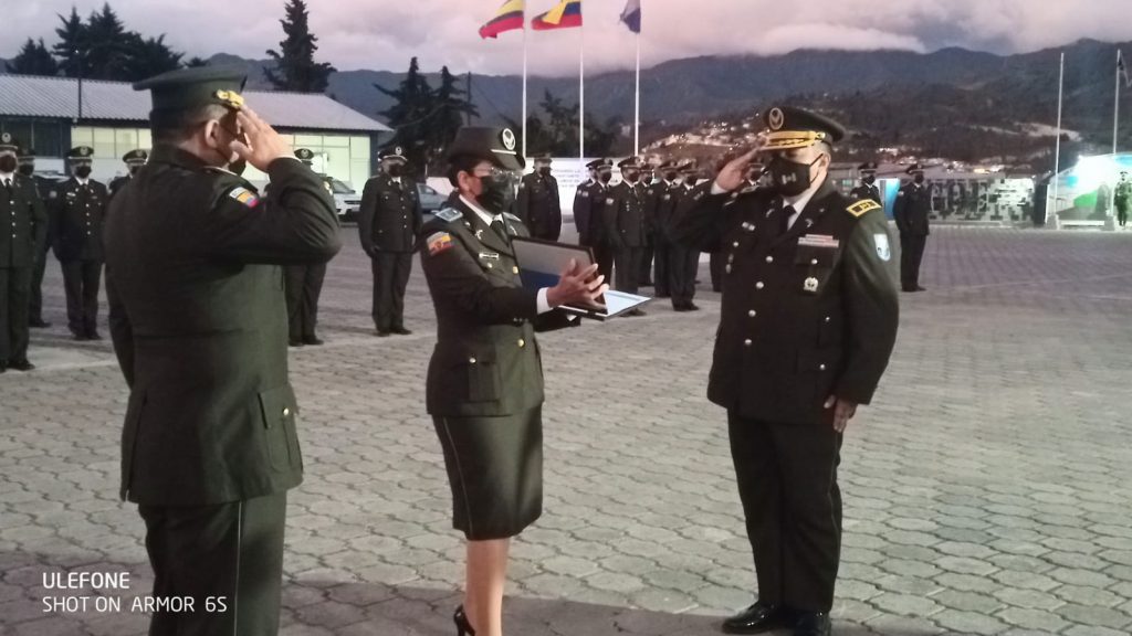 Kléver Mendoza Jácome (der.) recibe de Renato Cevallos Núñez el mando como comandante subrogante de la Policía de Loja.