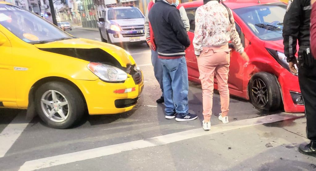 Por algunos minutos los carros implicados quedaron en media vía.