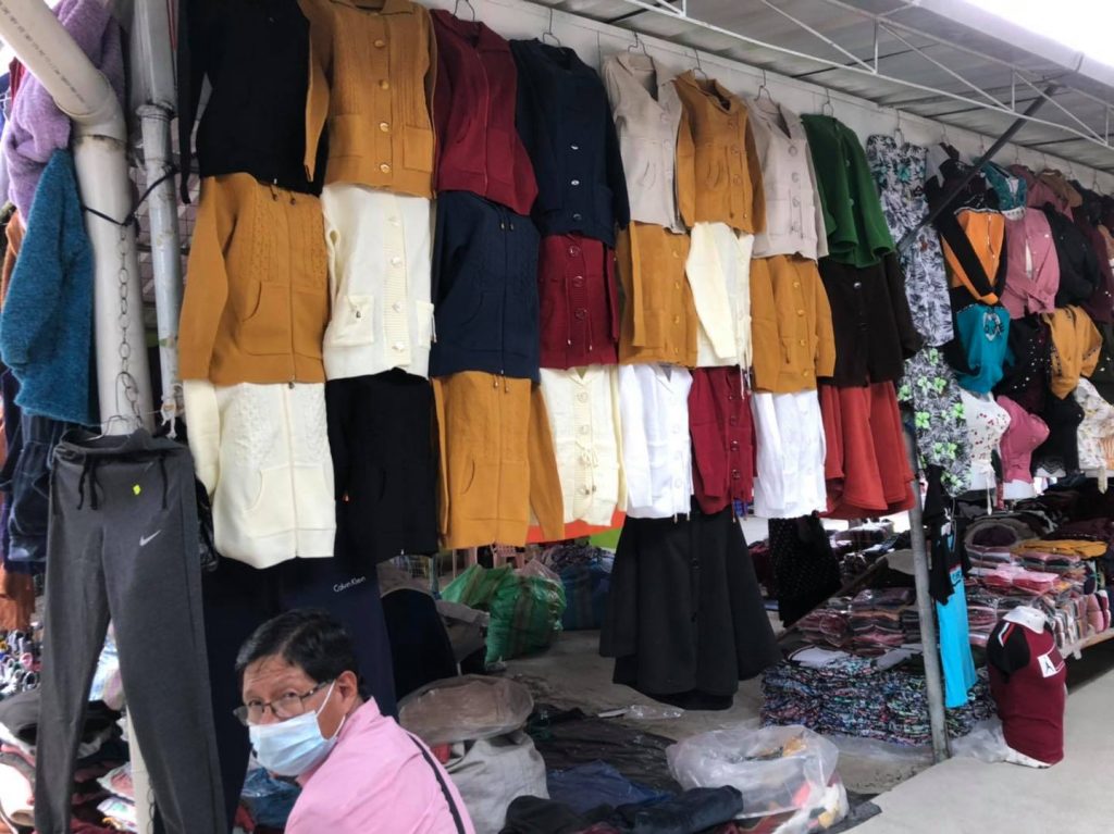 Diversidad de prendas de vestir y más, se encuentra en esta Feria.