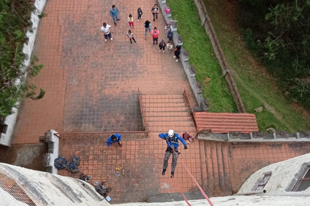 Varias personas acuden a la torre del parque 'Colinar Pucará-Podocarpus'.