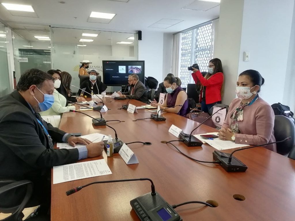 Los asambleístas durante su reunión con los representantes de los ministerios de Educación, Finanzas y Trabajo.
