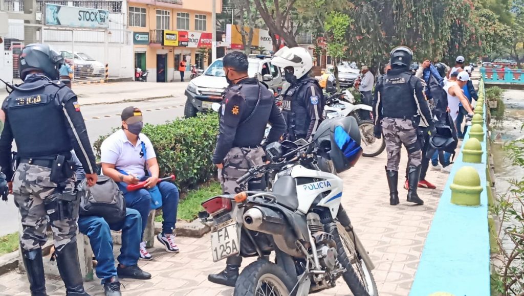 En el centro de la ciudad y por las afueras patrullan los uniformados.
