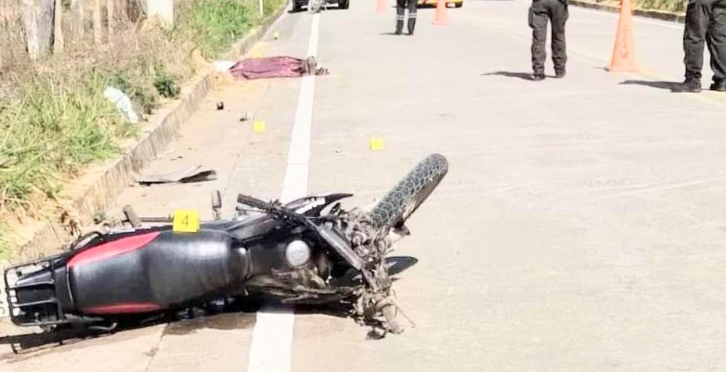 A unos cuantos metros de la motocicleta quedó tendido el cadáver del adolescente.