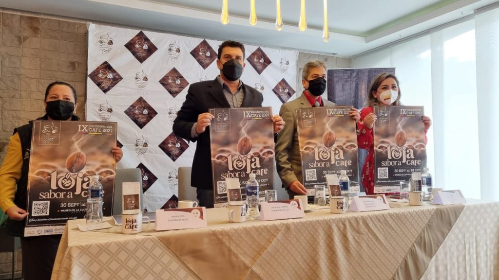 Las autoridades que participaron del evento mostraron el afiche promocional.