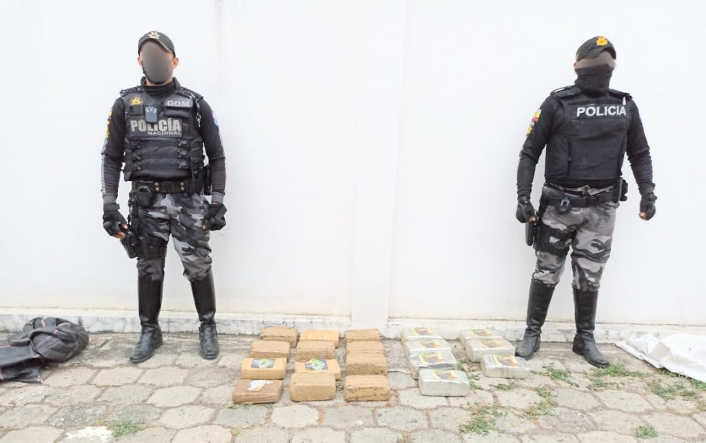 Sobre algunos paquetes estaba la imagen del rostro de un caballo.