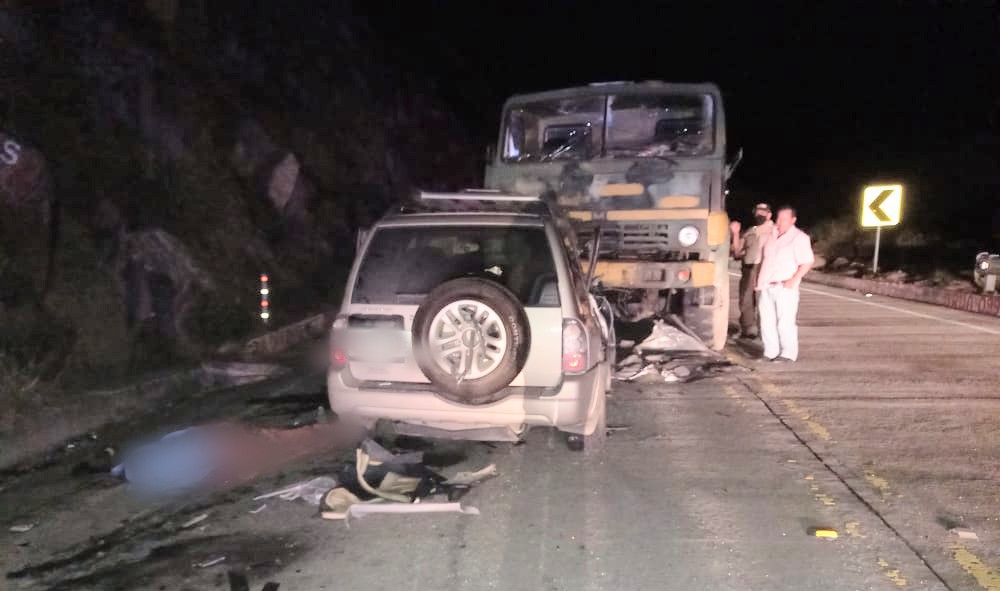 Sobre el suelo del lado izquierdo del automóvil yacía el cadáver.