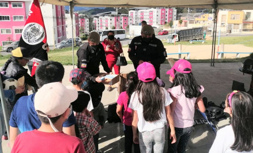 Los ciudadanos tuvieron la oportunidad de usar el equipo de dotación de los uniformados.