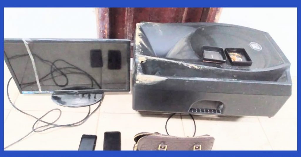 Los ciudadanos huyeron en un vehículo, pero los objetos los ocultaron en una alcantarilla.