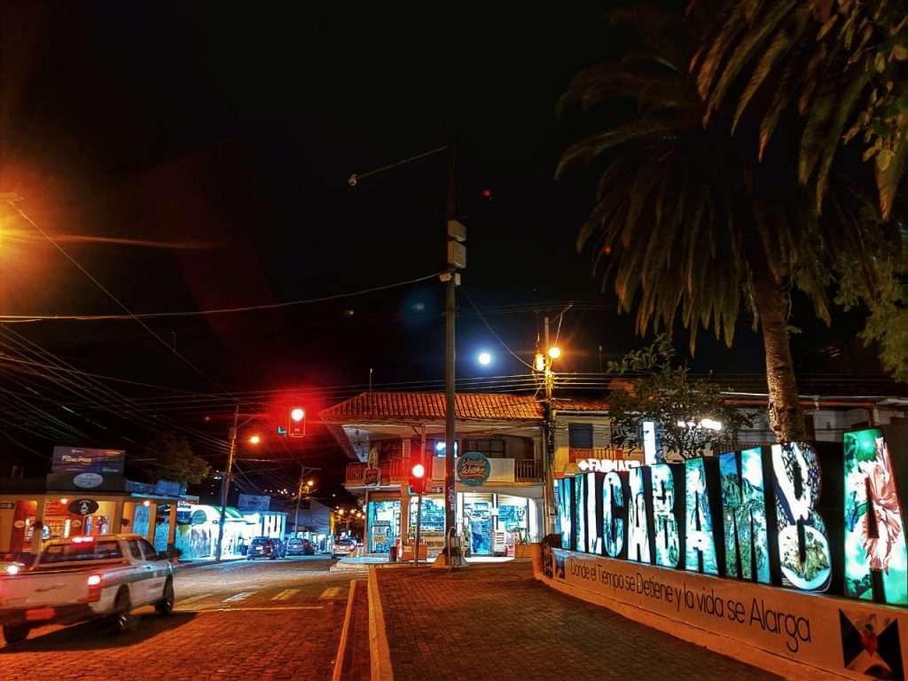 La parroquia se encuentra a 42 kilómetros de la ciudad de Loja.