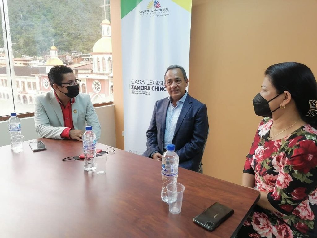 El titular de la CTEA durante su reunión con los asambleístas de Zamora Chinchipe.