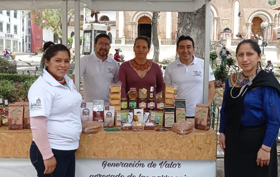 Los participantes exponen sus productos, netamente lojanos.