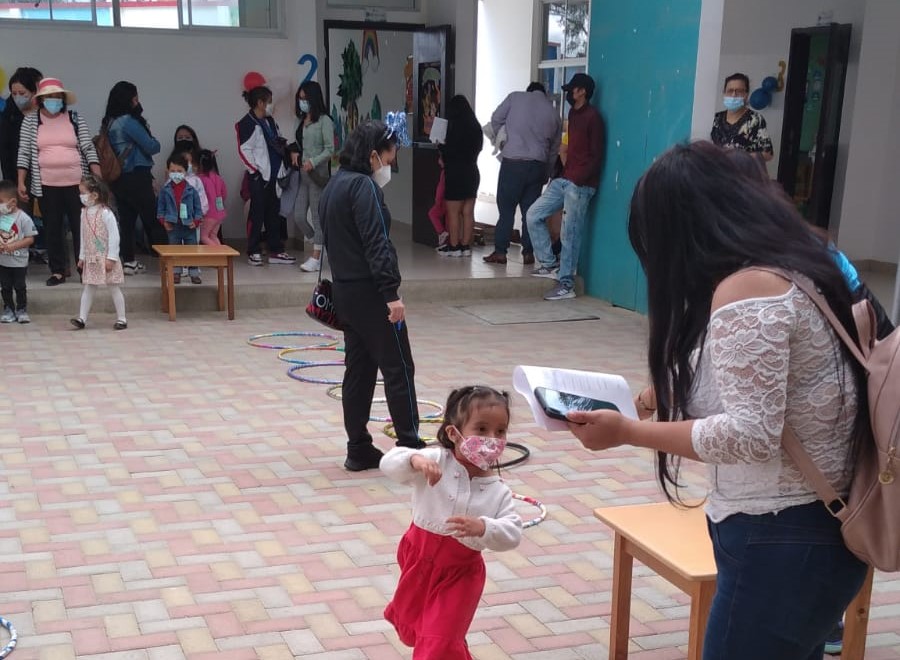 Alumnos y padres de familia, en el primer día de ejecución del plan piloto educativo.