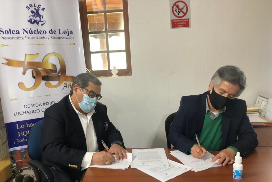 Los representantes de las dos entidades durante la firma del convenio.