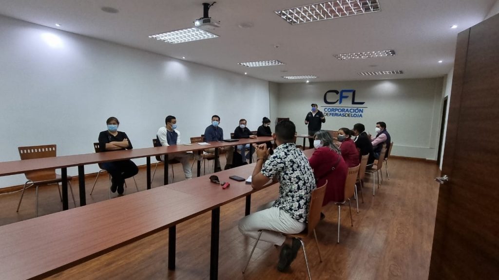 Los representantes de los establecimientos de alimentos preparados, durante la capacitación brindada por personal de la Arcsa.