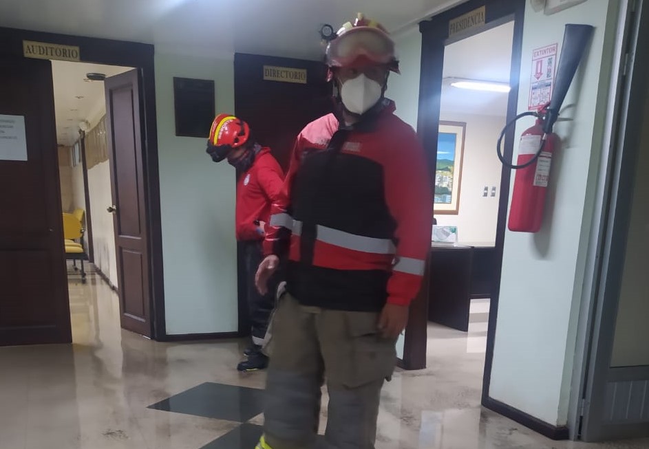 El agua ingresó al subterráneo del gremio, donde funciona la administración. (Fotografía tomada de video)