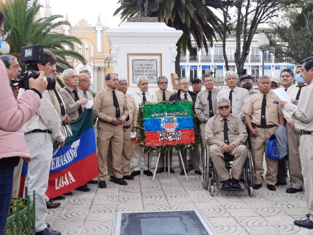 Hubo la colocación de una ofrenda floral en el monumento al patrono del colegio, Bernardo Valdivieso, ubicado en la plaza central de Loja.