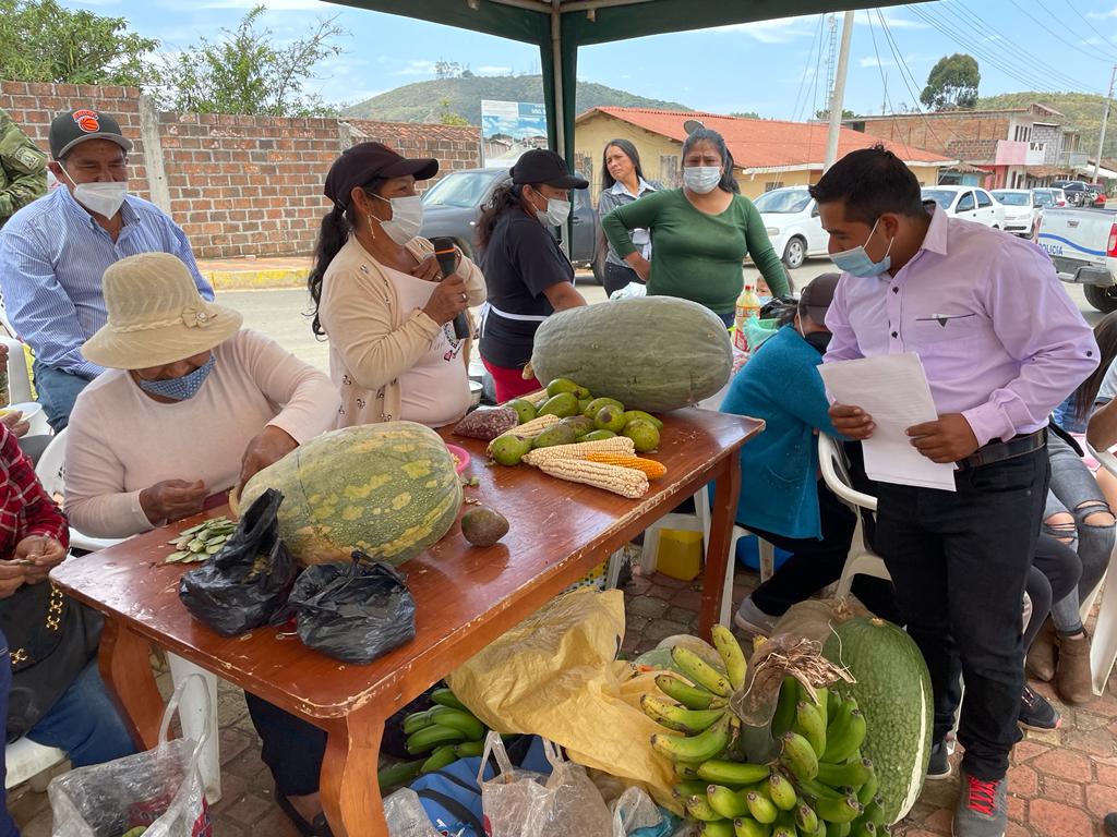 En la feria se mostró la variedad de productos de la zona.