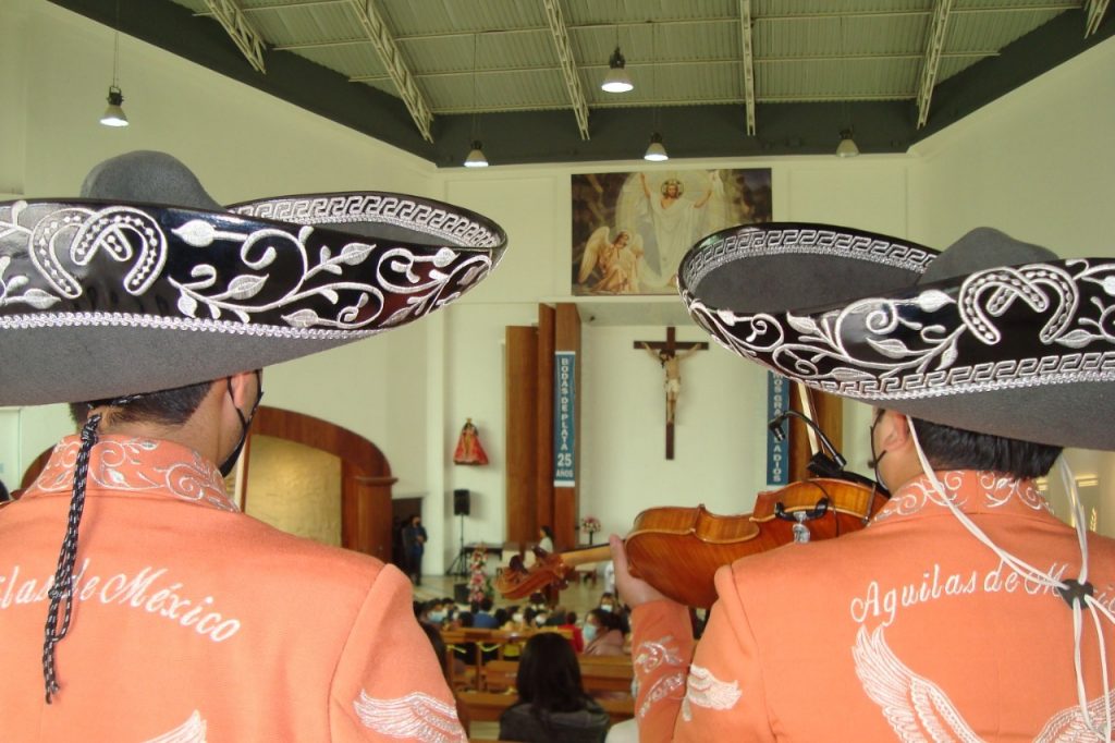 El grupo musical Águilas de México ofreció la serenata, este domingo al Divino Niño Jesús, en el templo de su mismo nombre.