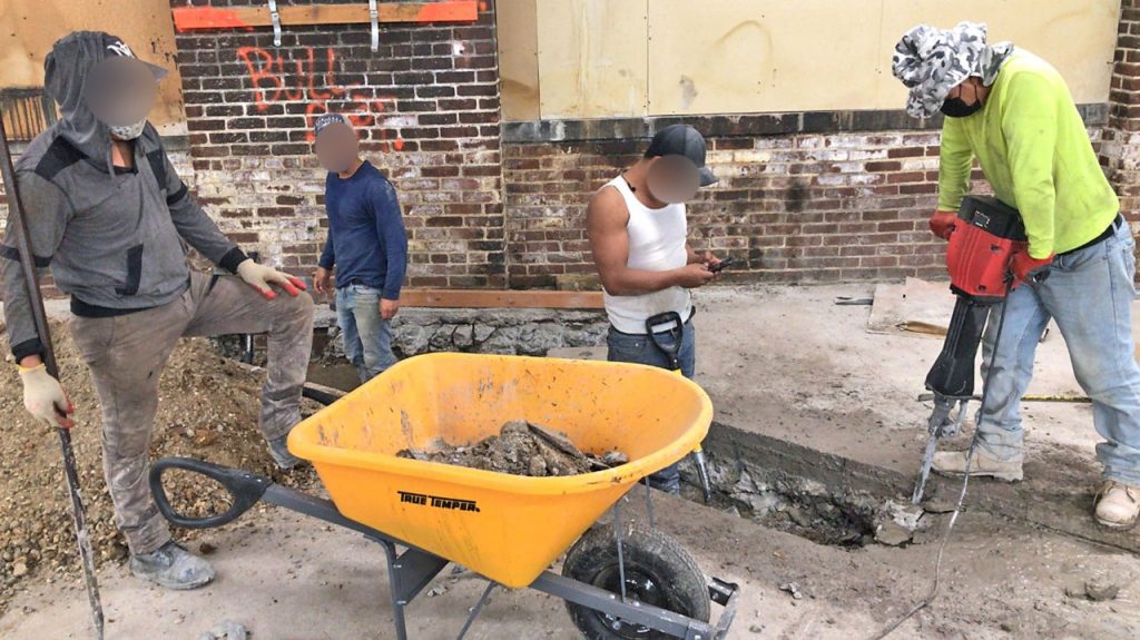 Las personas prefieren conseguir trabajo en albañilería.