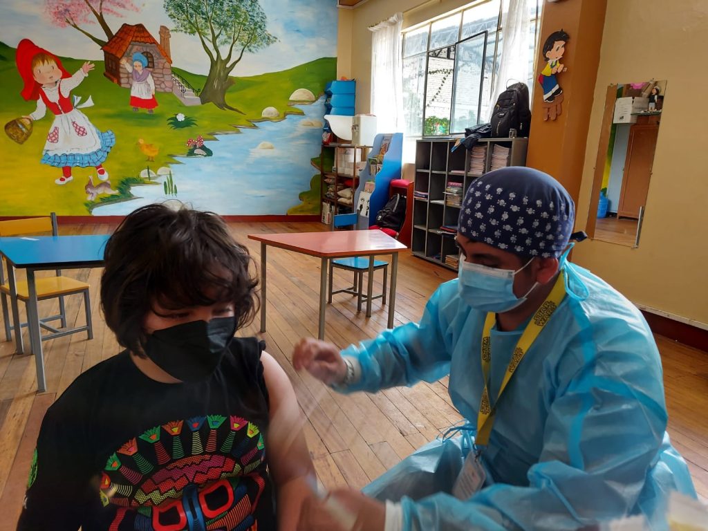 A los centros educativos están acudiendo para ubicarles las dosis.