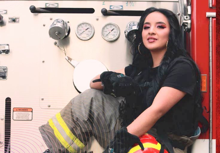 Katty Vásquez represento a la estación central del Cuerpo de Bomberos de Loja.