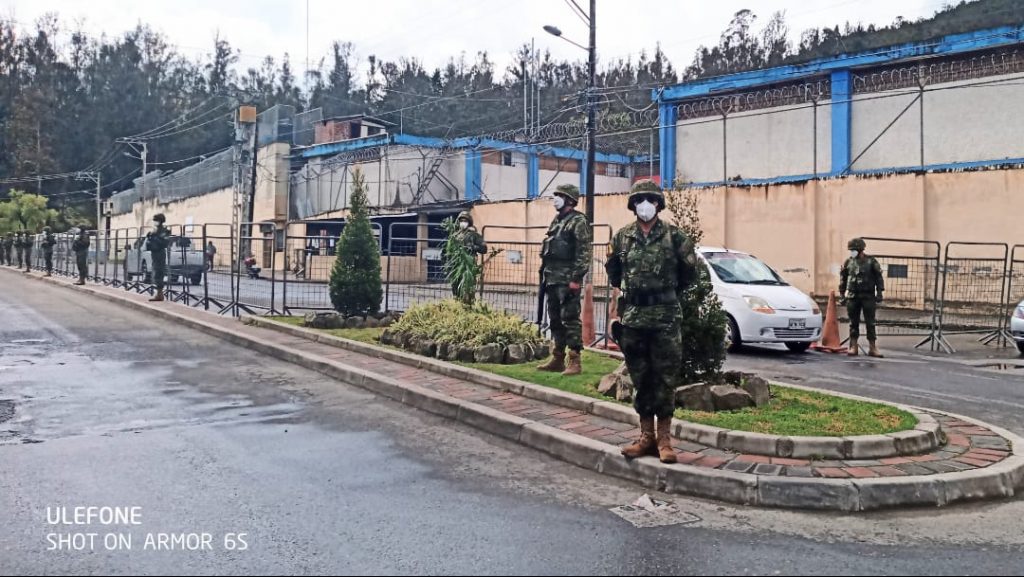 Marco Paredes Guevara supervisa el operativo que realiza el personal del cuartel, que está a su cargo.