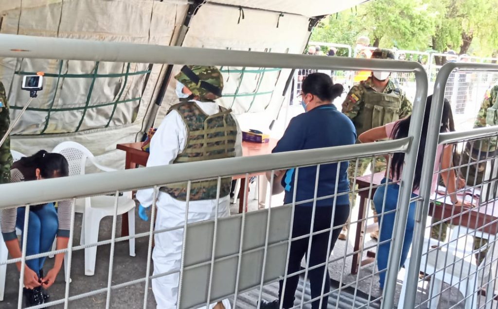 La mujer metió esa cantidad de dinero en un preservativo que introdujo en sus partes íntimas.